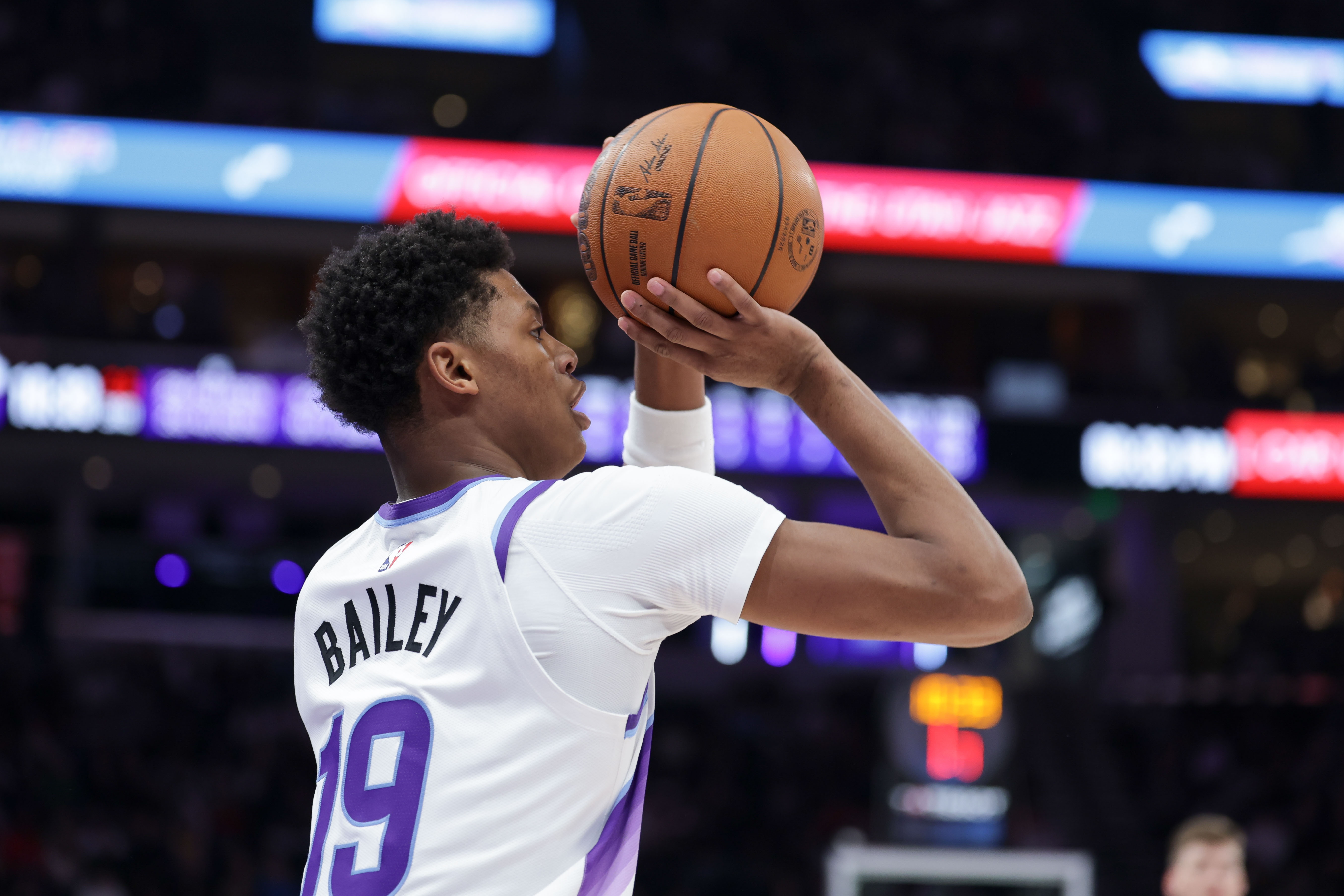 世界杯高清直播下载-状态起伏大！5号秀贝利半场9中3拿8分1板 次节4中0